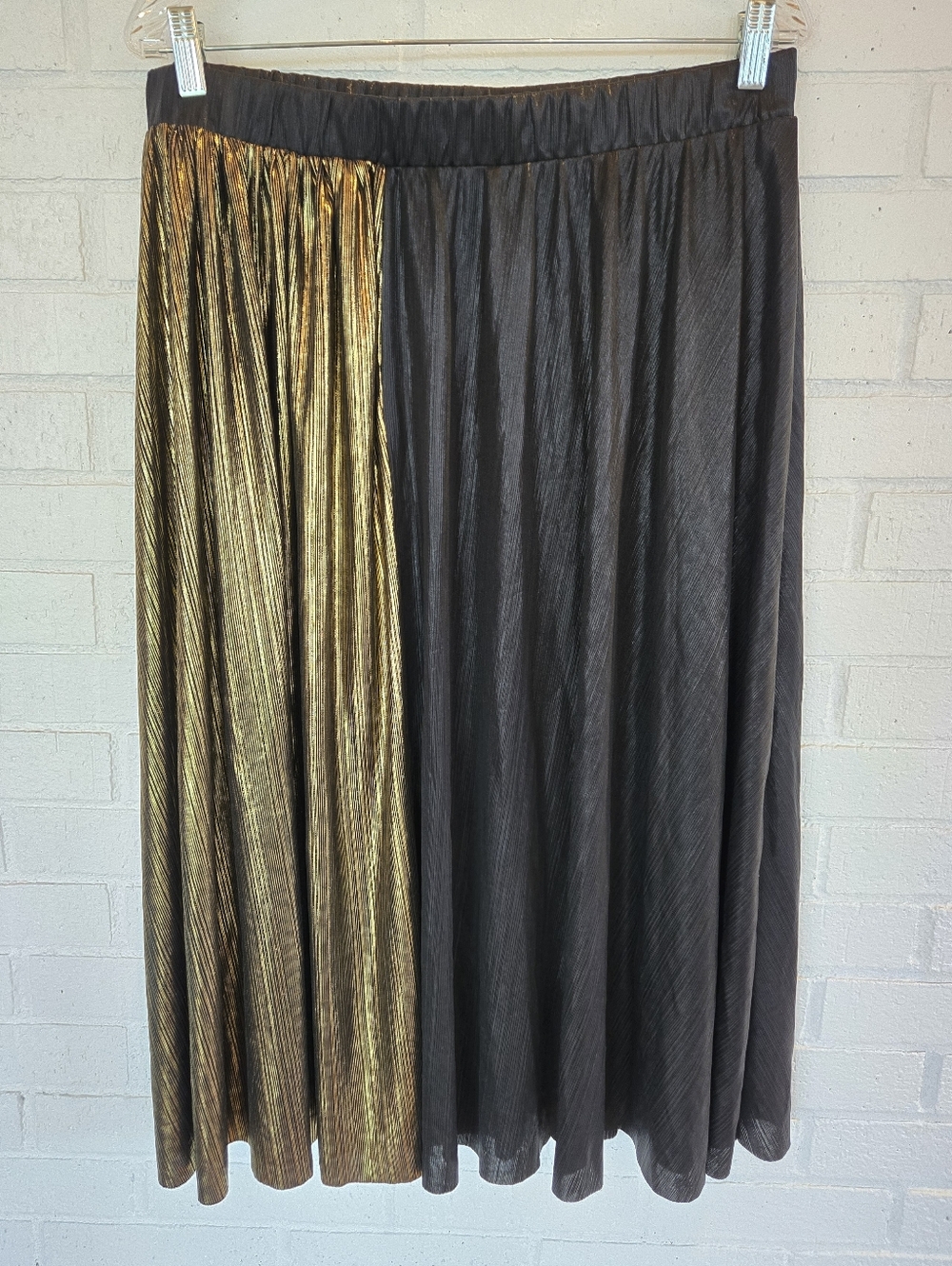Marc New York• Metallic Gold and Black Pleated Midi Skirt. Sz L